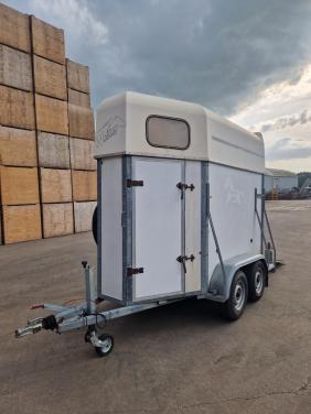 Paardentrailer weijer