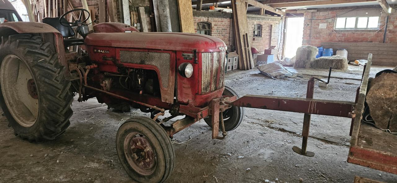 Hanomag tractor met platte kar