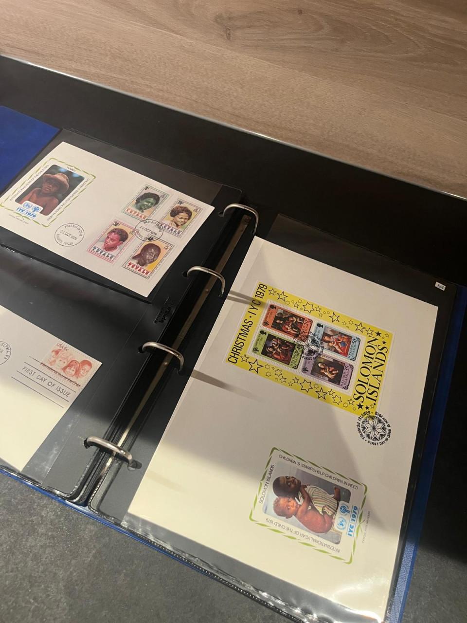 Album met enveloppen 'Jaar van het kind 1979'