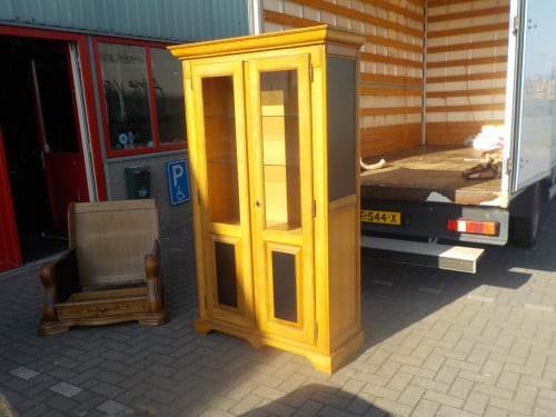 Massief blank eiken vitrine kast met verlichting in zeer goede staat