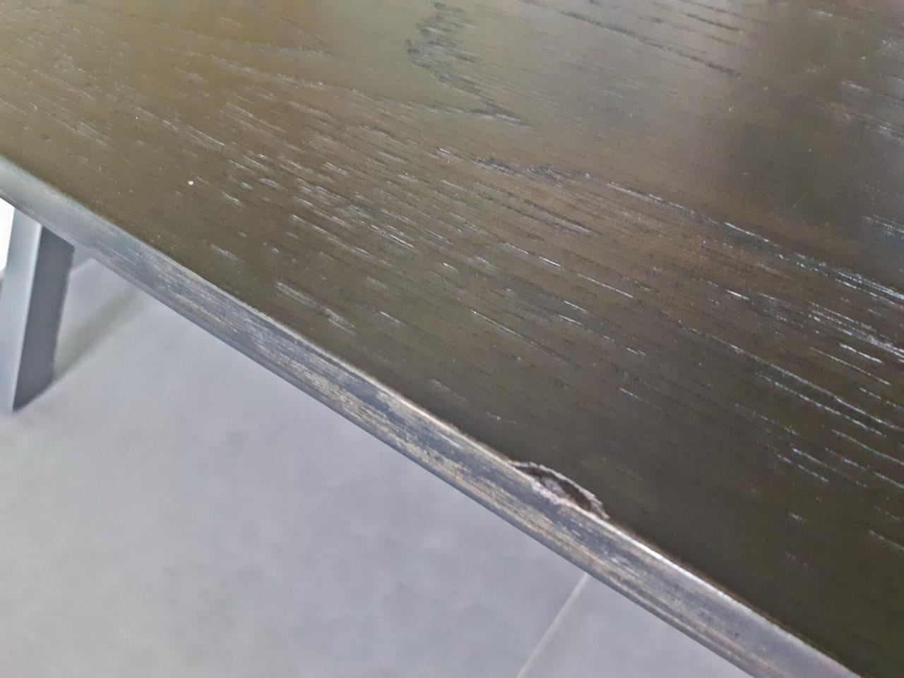 Donkerbruine eettafel met metalen onderstel