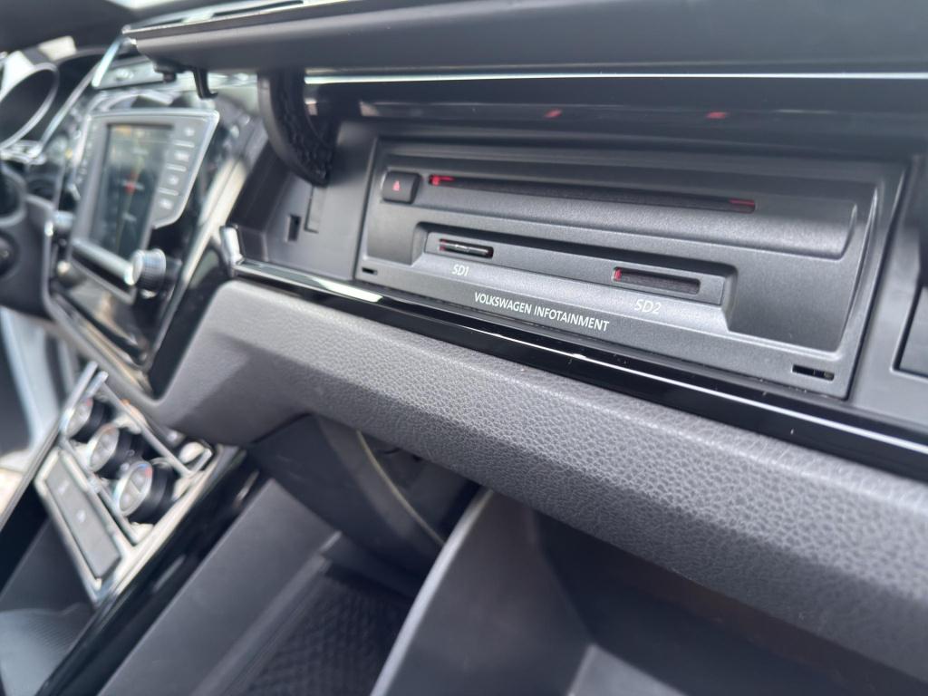 Volkswagen Touran 1.4 tsi highline 7p | panoramadak | camera | wegklaptrekh