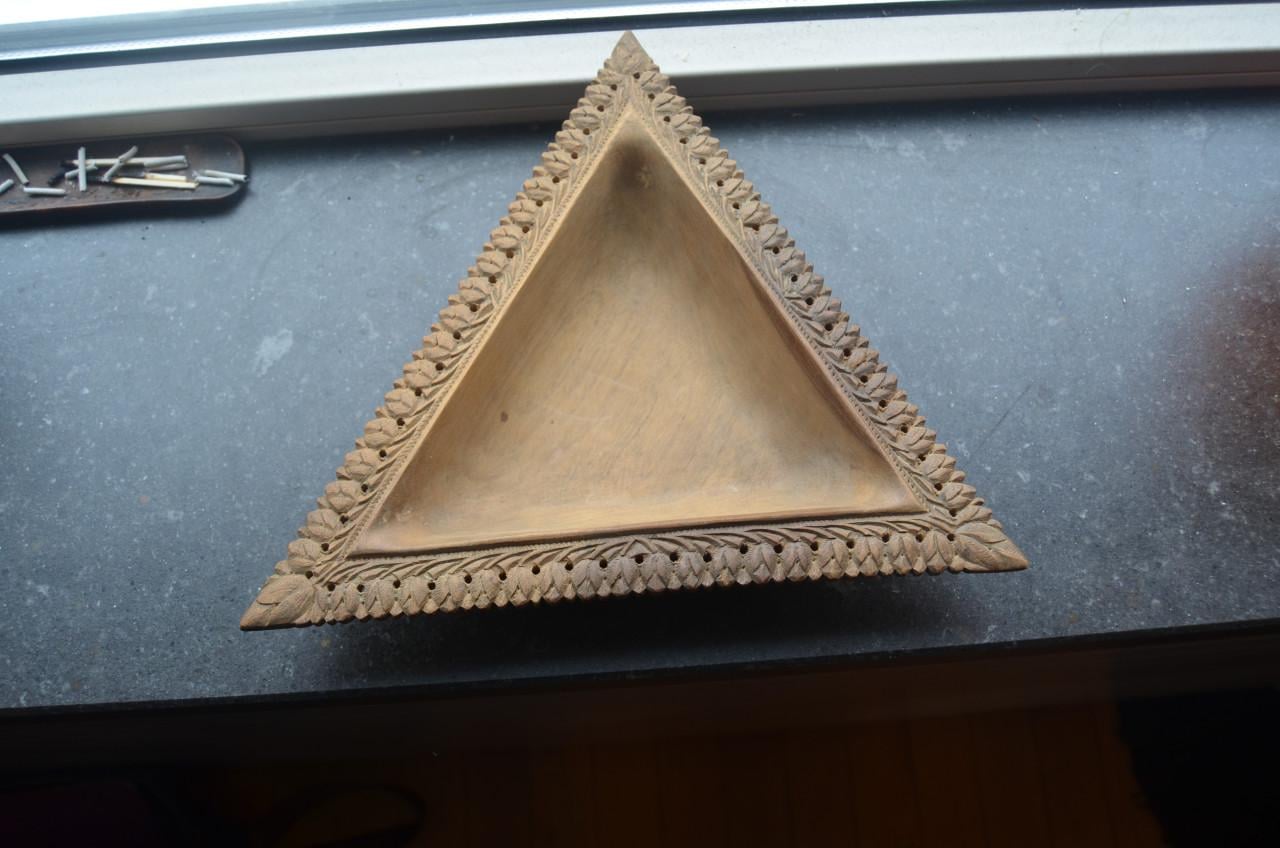 2 Leuke (Indische?) houten bakjes in goede staat