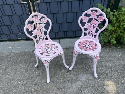2 sets van 2 gietijzeren Bistrostoeltjes