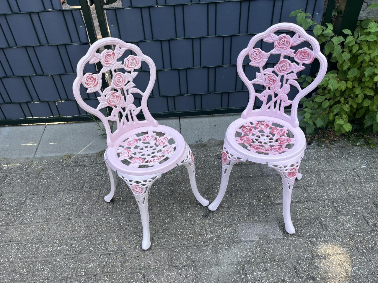 2 sets van 2 gietijzeren Bistrostoeltjes
