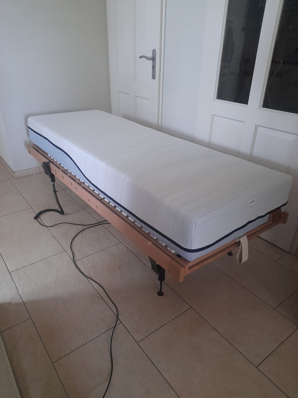 Elektrische verstelbare Lattenbodem op pootjes + matras (70 x 200