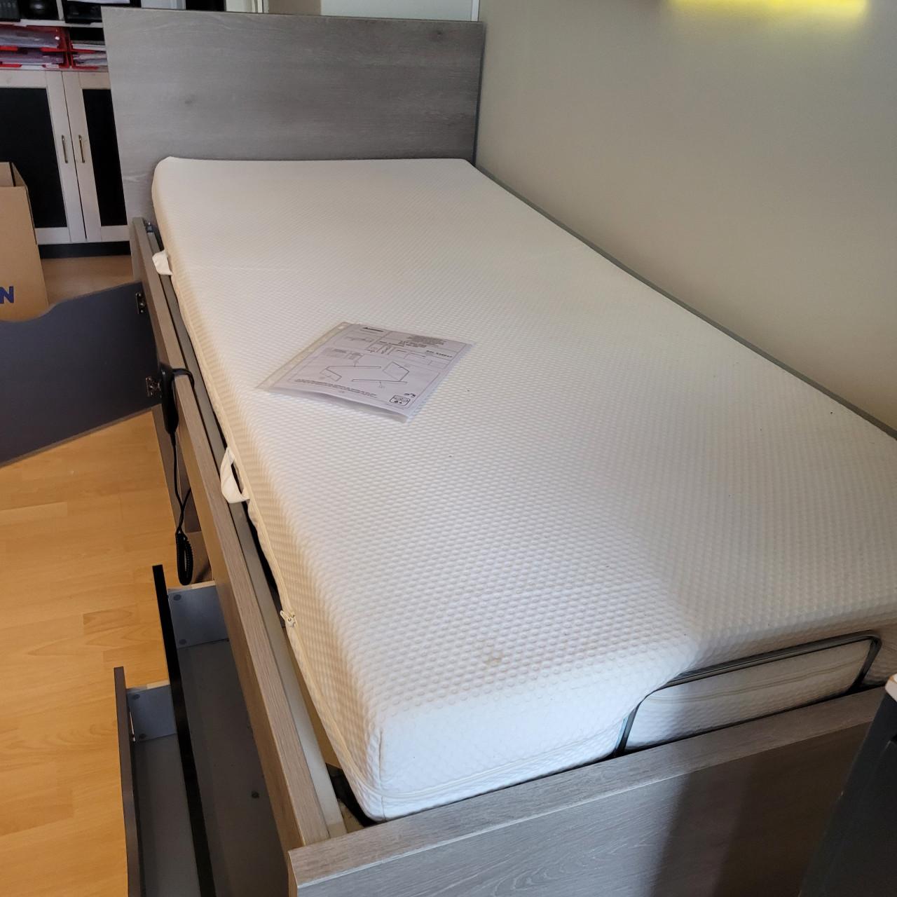 Elektrisch verstelbaar bed met opbergruimte