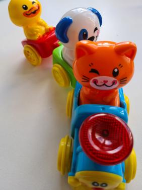 Playgo Pet Express treintje met drie afneembare dierenfiguren.