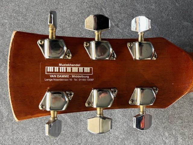 Gitaar uit vervlogen tijd, kijk maar..........................