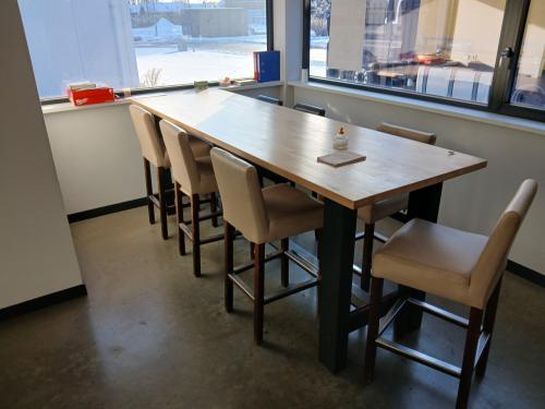 Bartafel met krukken (301m x 91cm x 112cm)