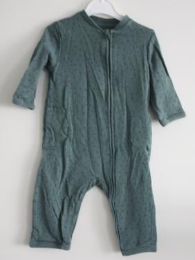 Groen pakje met zwarte stippen maat 74