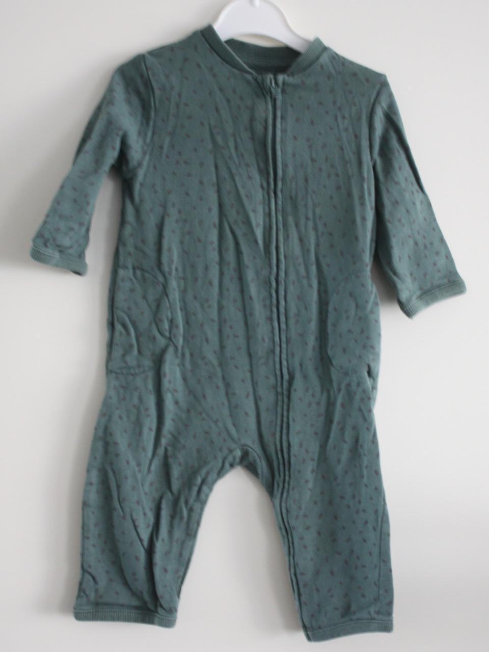 Groen pakje met zwarte stippen maat 74