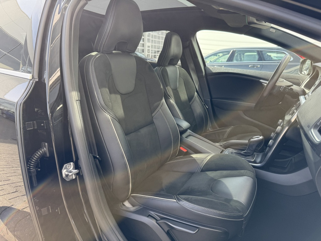 Volvo V40 t3 153pk aut6 polar+ sport| panodak| camera| trekhaak| keyless|