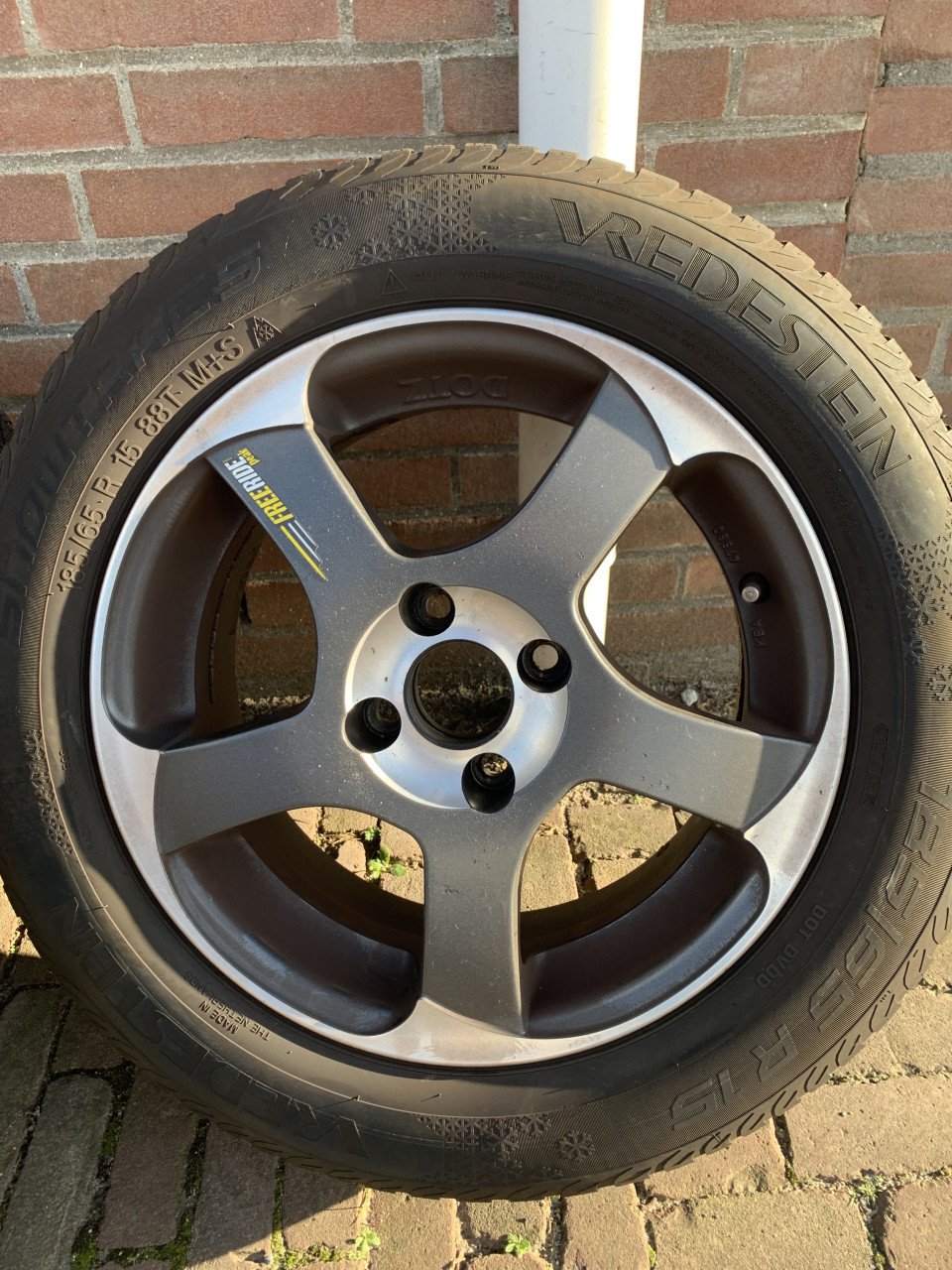 Winterbanden 185/65 R15 88T inclusief lichtmetalen velg