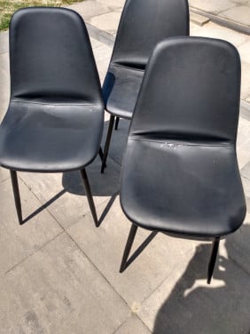 3 zwarte stoelen
