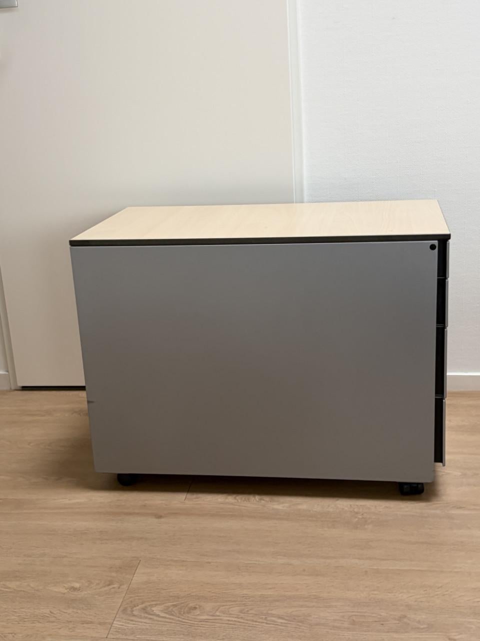 Groot bureau (tafel met verrijdbare ladenkast)