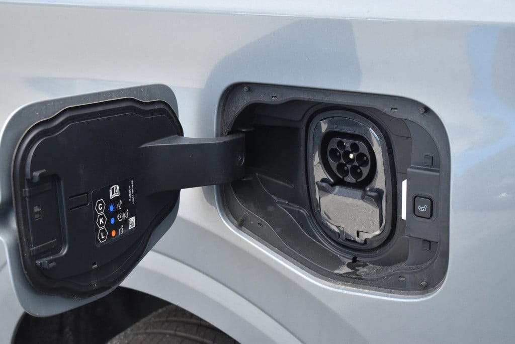Ford E-transit cour. limited 44 kwh | uit voorraad leverbaar! | solar silve