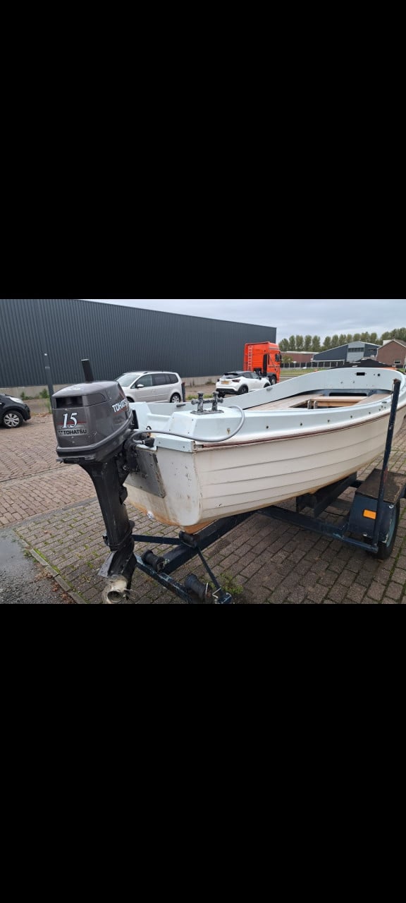 Sloep met trailer en motor