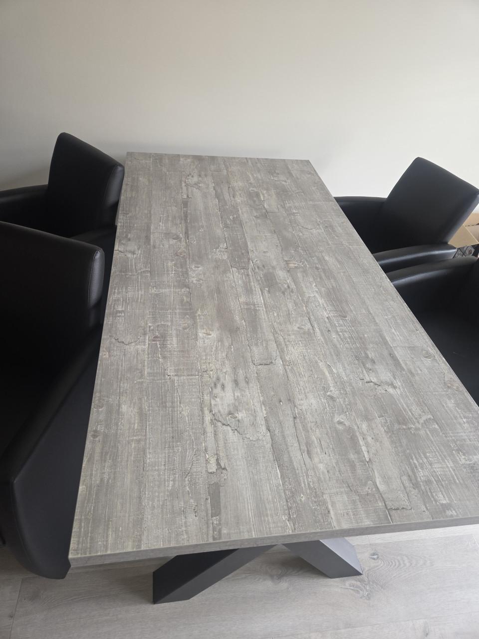 Eettafel plus stoelen en salontafel