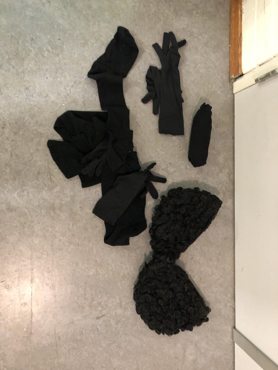 Sinterklaaspak en 2 pietenpakken