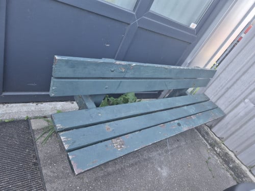 Gratis! Groen bankje voor buiten ( gebruikt )