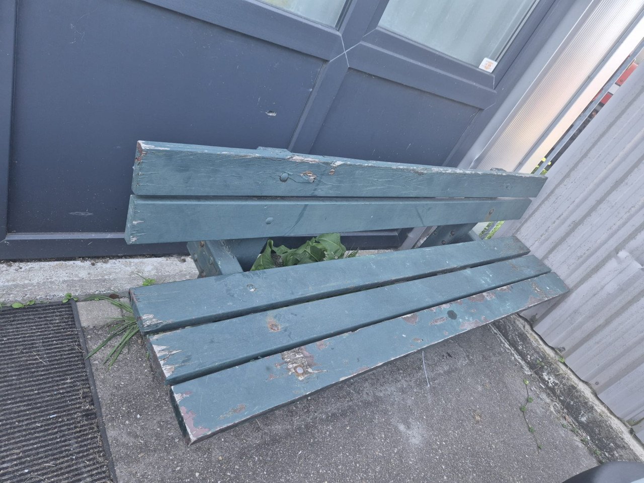 Gratis! Groen bankje voor buiten ( gebruikt )
