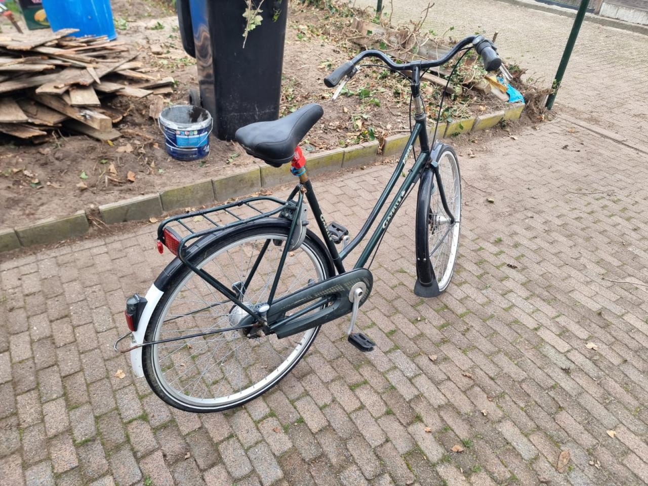 Dames studenten stationfiets