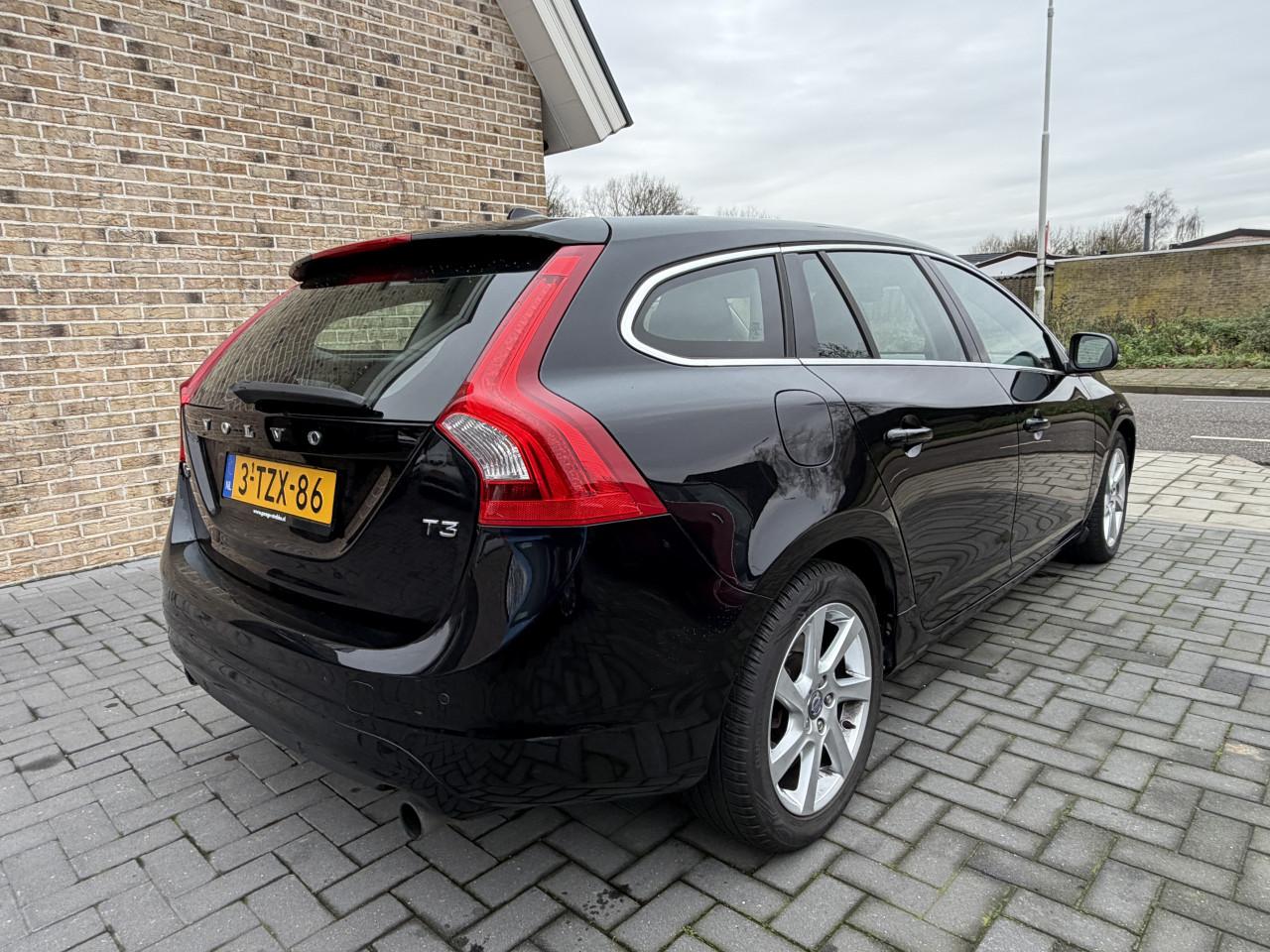 VOLVO V60 1.6 T3 MOMENTUM 2014 AUTOMAAT NAVI PDC AIRCO CT