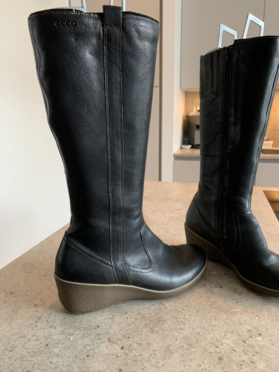 Twee Paar Zo Goed Als Nieuwe Dames Laarzen . Footnotes/Ecco.
