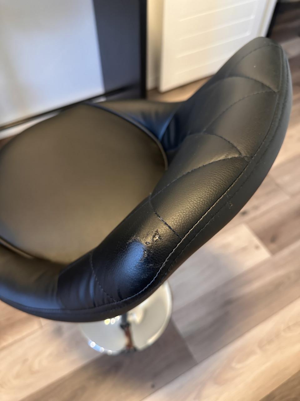 Bartafel met 2 leren stoelen