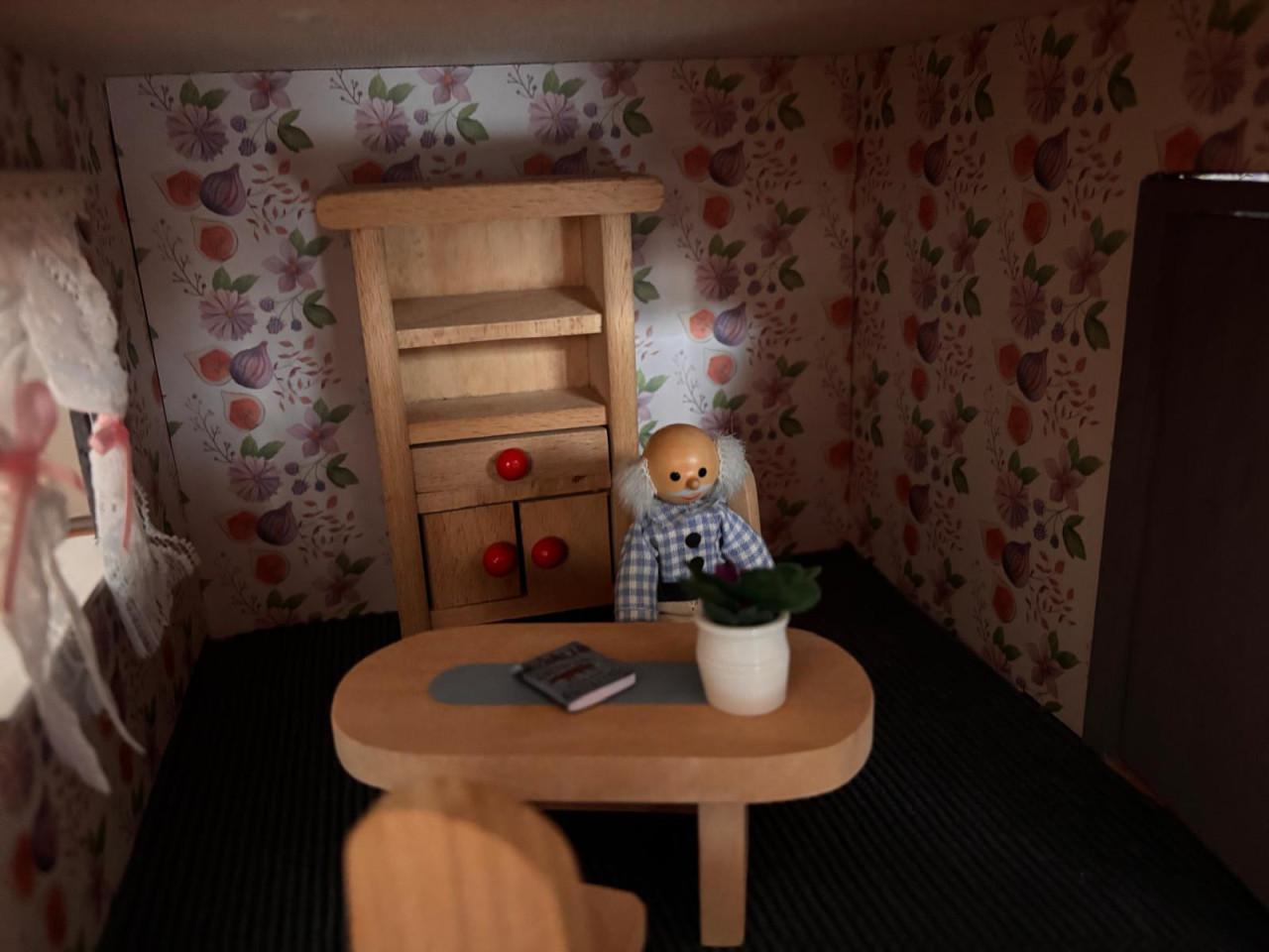 Middelgroot poppenhuis met meubels en poppen