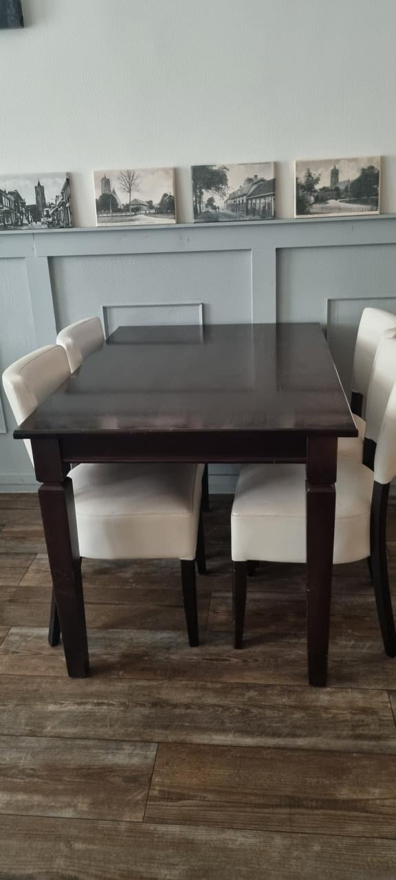 Partij stoelen en tafels