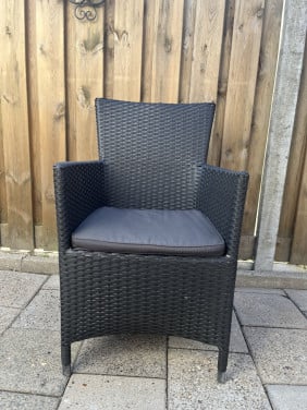 5 Zwarte stoelen