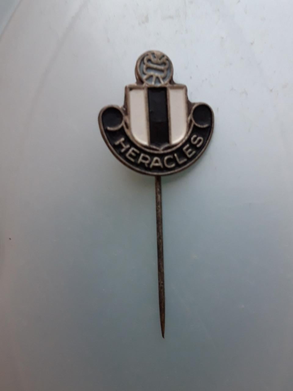 Vintage speldjes voetbalclubs ( o.a. NEC, Eindhoven, Willem II, Fortuna )