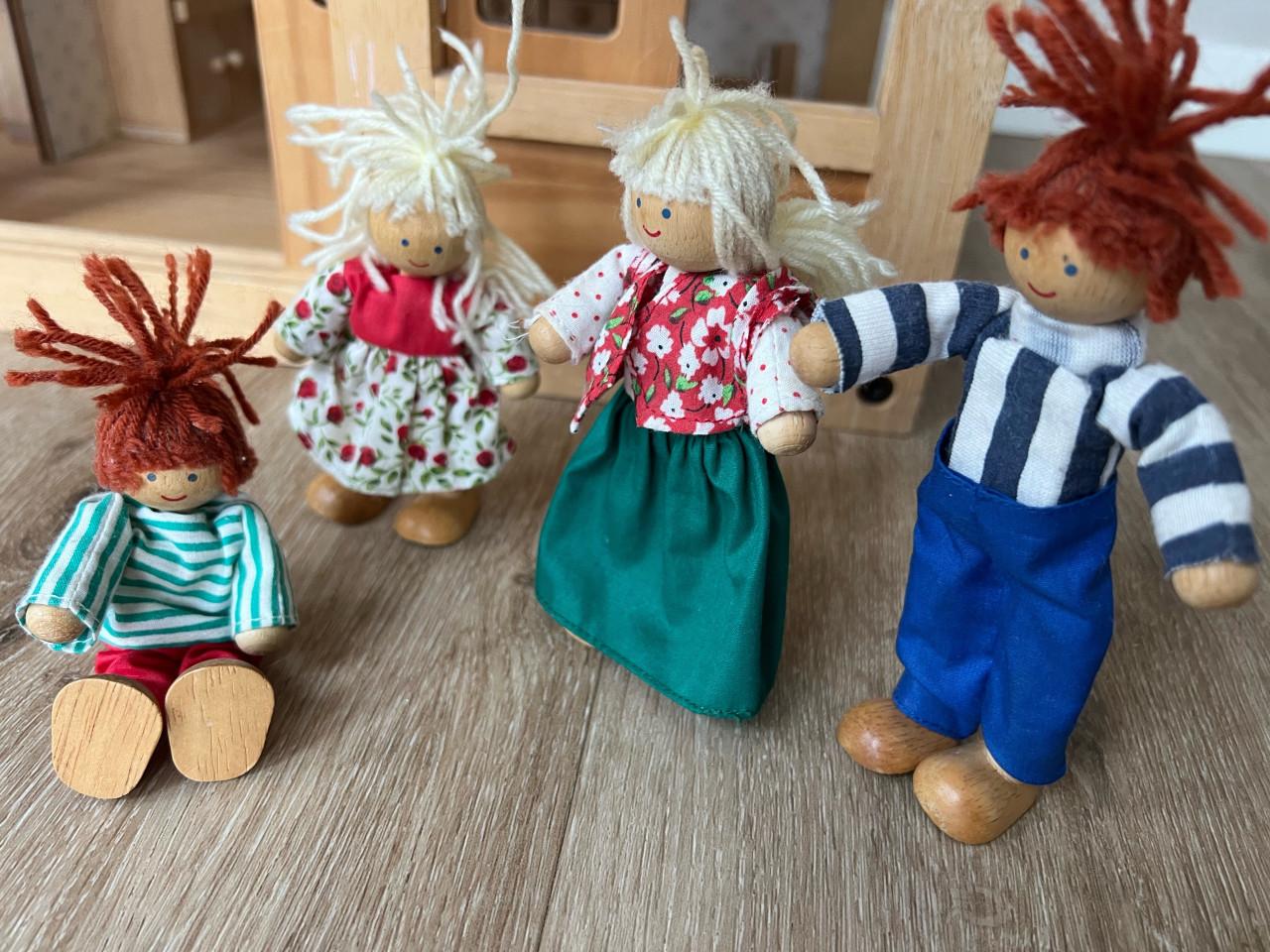 Houten poppenhuis met accessoires