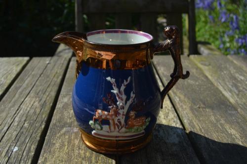 Goudsteen water/melkkan met herten Staffordshire ca. 1850