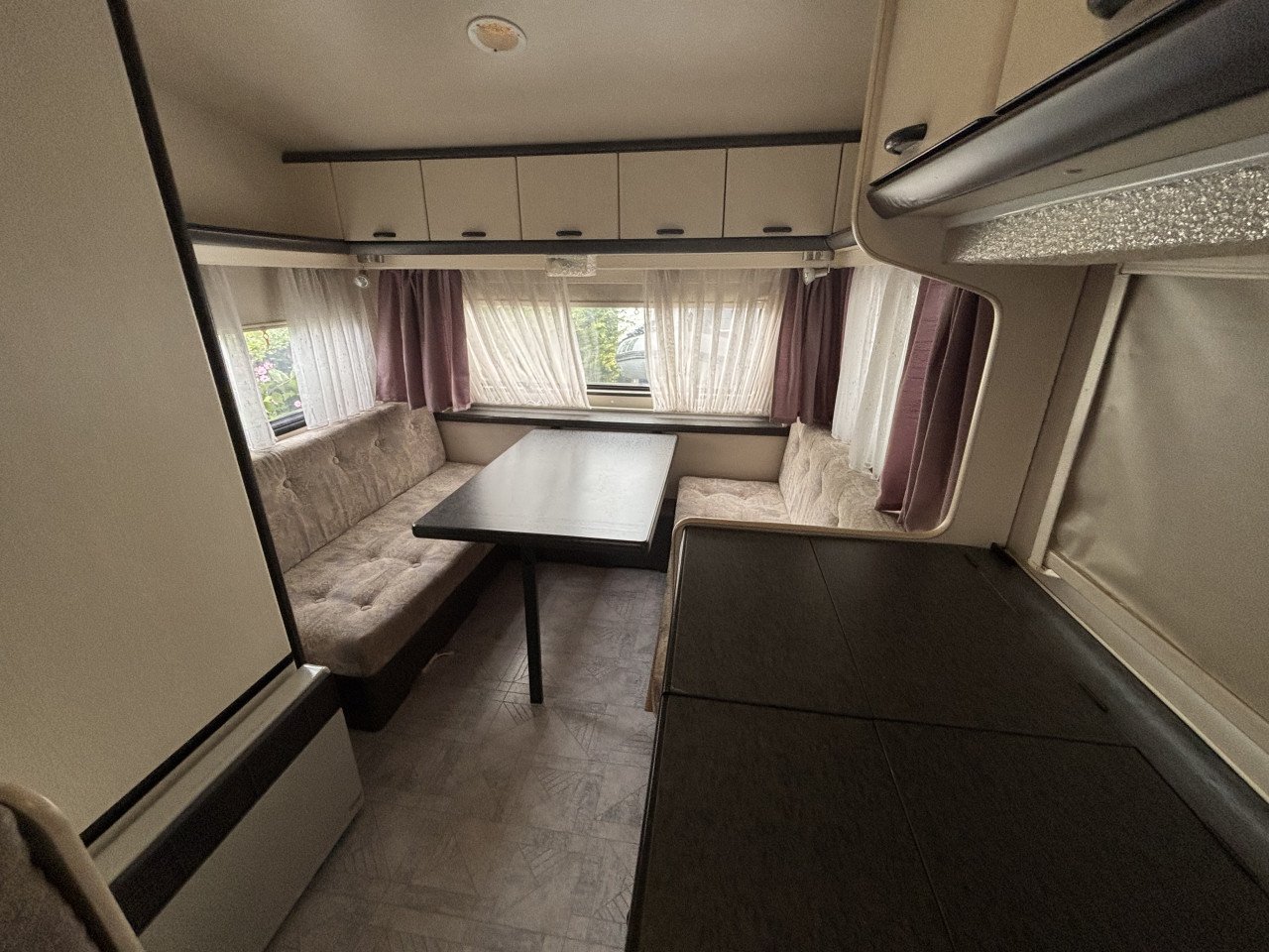 Caravan Hobby Classic met voortent, uitbouw en luifel