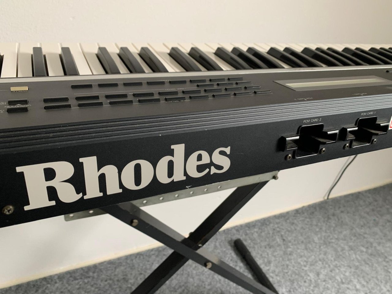 2  synthesizers ( roland rs 50 en Roland Rhodes VK-1000 ) met standaard