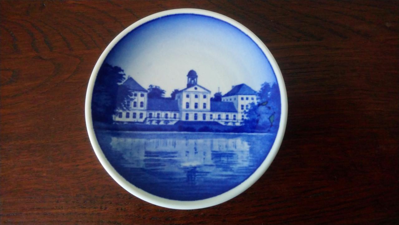 Royal Copenhagen miniatuur wandbord Graasten Slot dia 8,2 cm