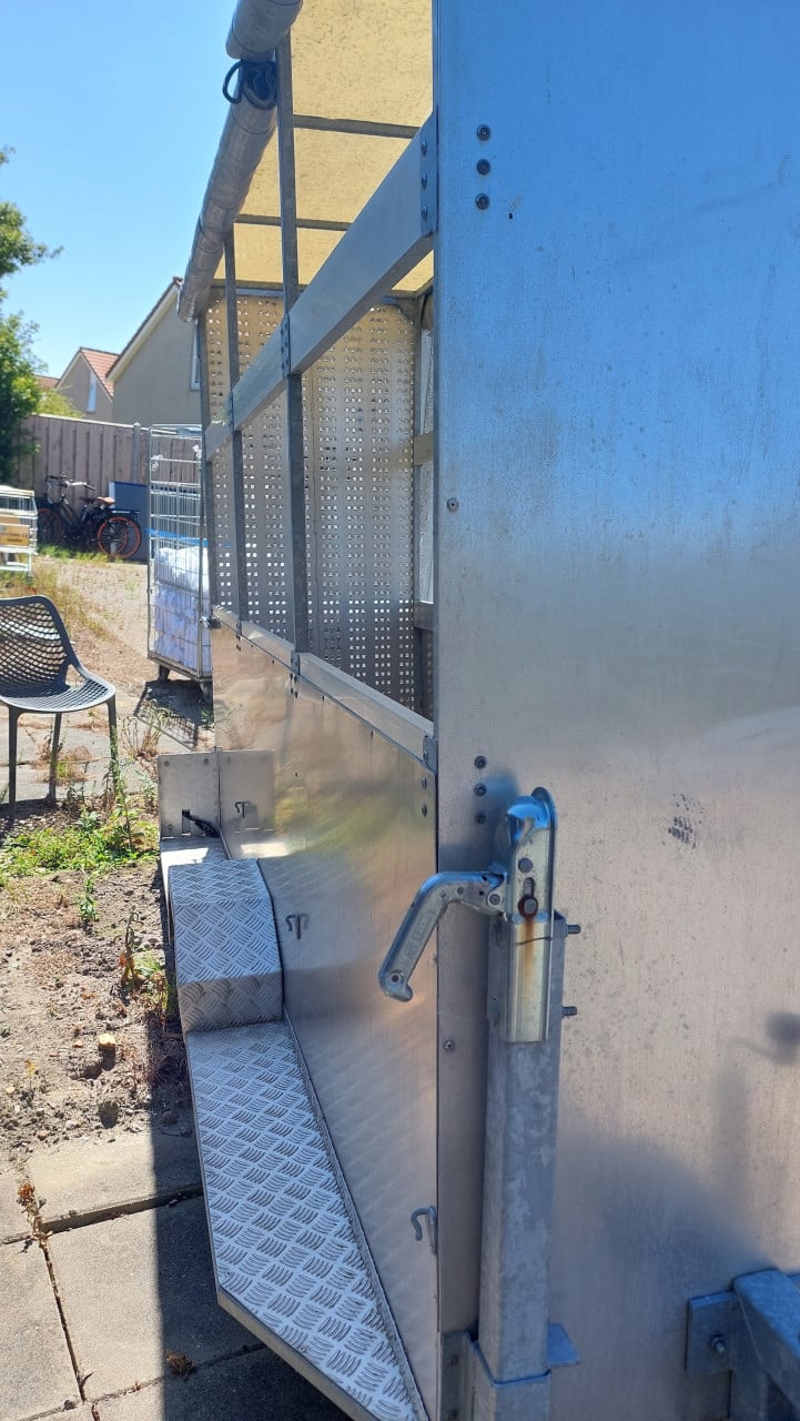 Aanhanger smalle uitvoering voor vervoer van drie metalen korfcontainers