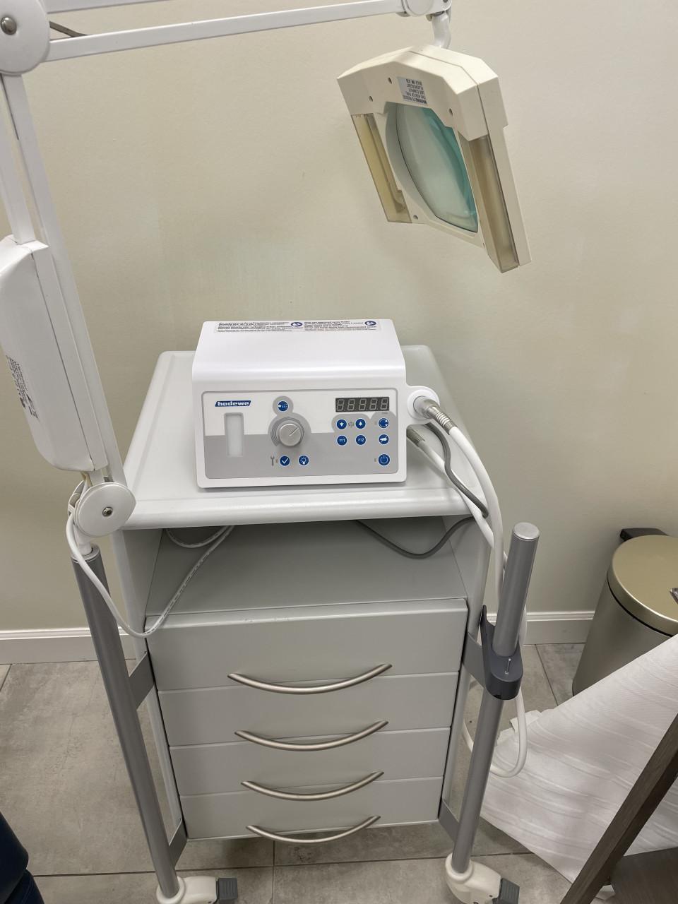 Pedicurestoel, pedicuremotor, instrumentenkast met loeplamp