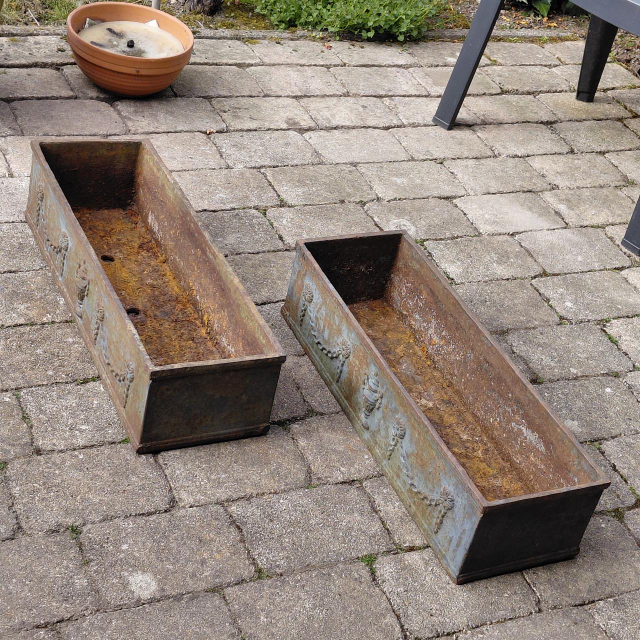Gietijzeren brocante bloembakken (2 stuks)