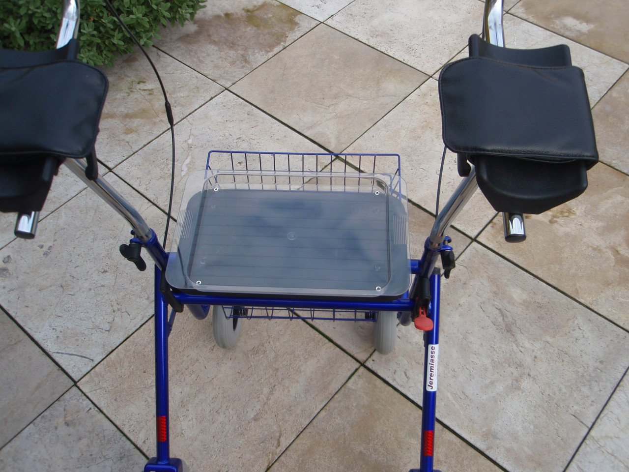 Zgan Provo rollator van Jeremiase met onderarmschalen zitje mand + dienblad