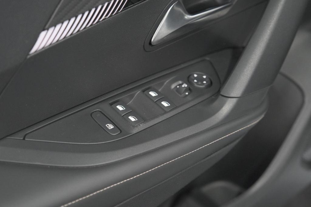 Peugeot 2008 hybrid 145 allure | apple carplay | climate control | parkeers