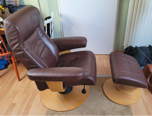 Hjellegjerde fauteuil met voetenbankje