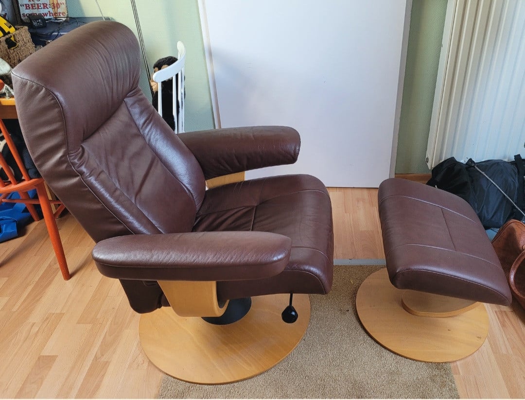 Hjellegjerde fauteuil met voetenbankje