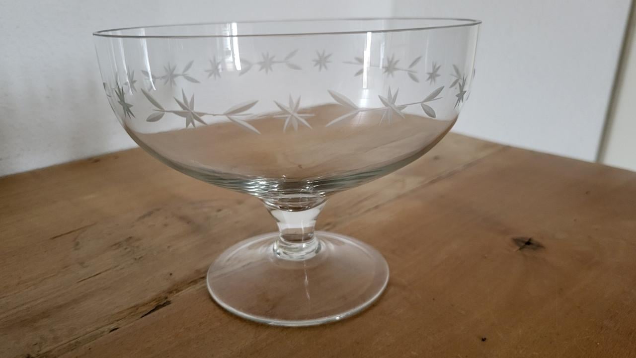 Gegraveerd kristallen schaaltje op voet dia 15 cm