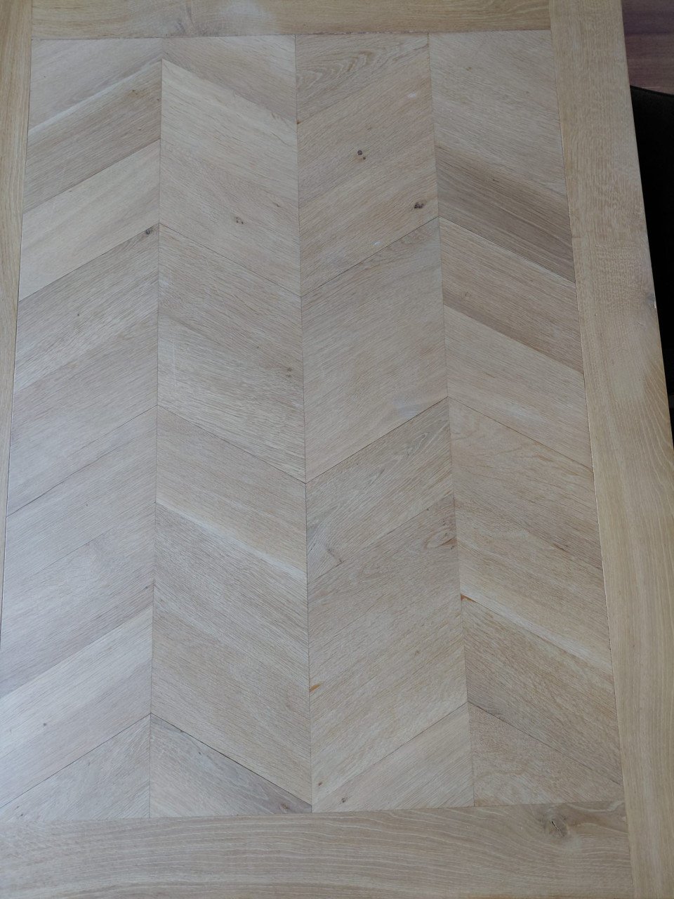 Handgemaakte eet tafel, hout, stalen poten, visgaat
