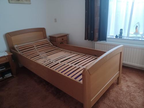 Senioren bed met electrische lattenbodem en nachtkastje