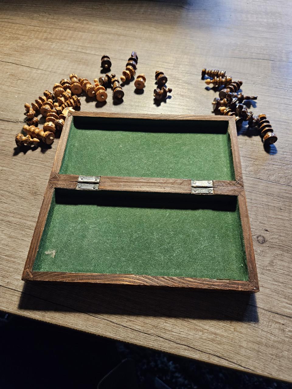 Prachtig Handgesneden houten schaakspel - Reisformaat